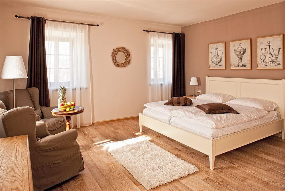 Dvor Tacen Bed & Breakfast 4*