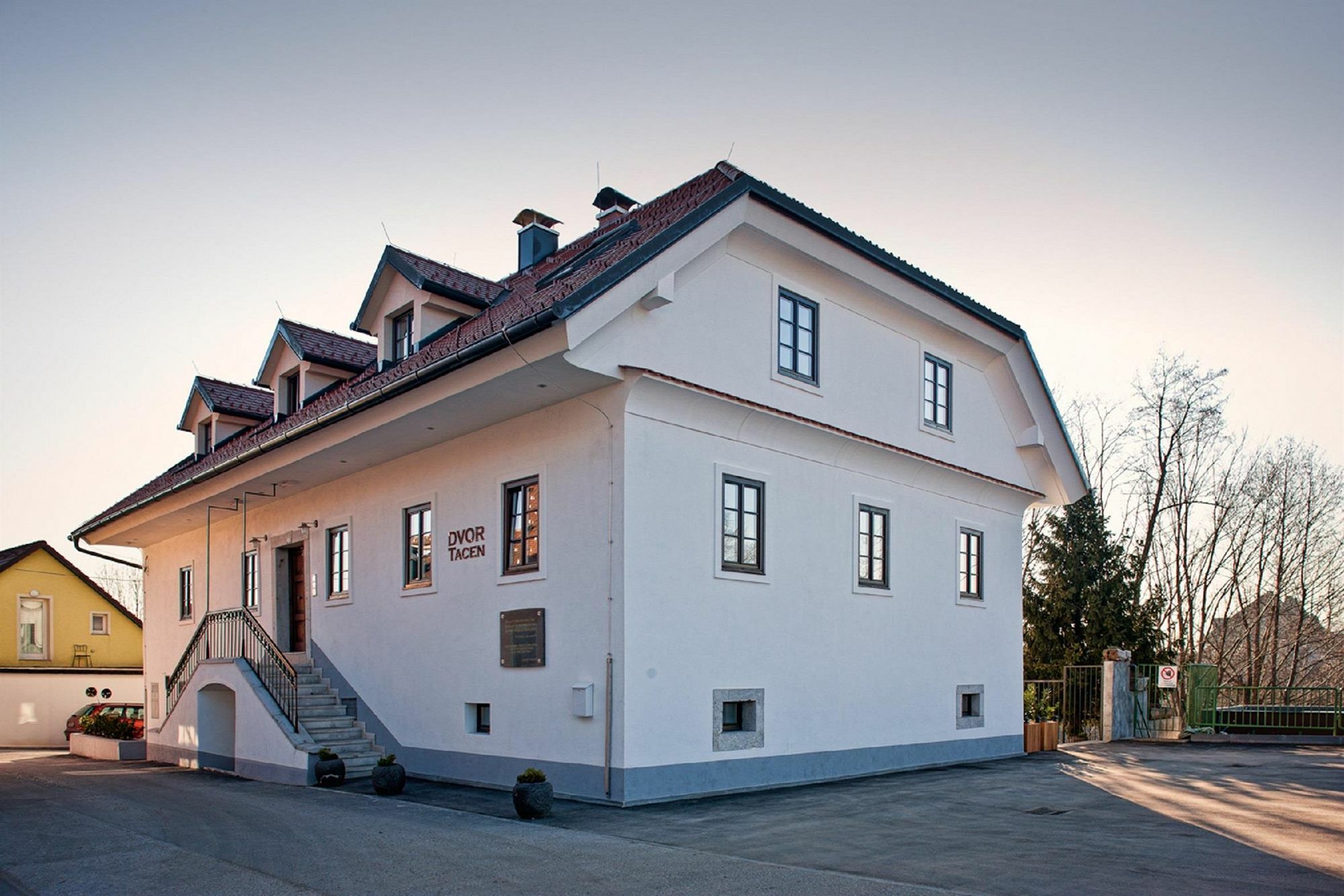 Dvor Tacen Bed & Breakfast 4*