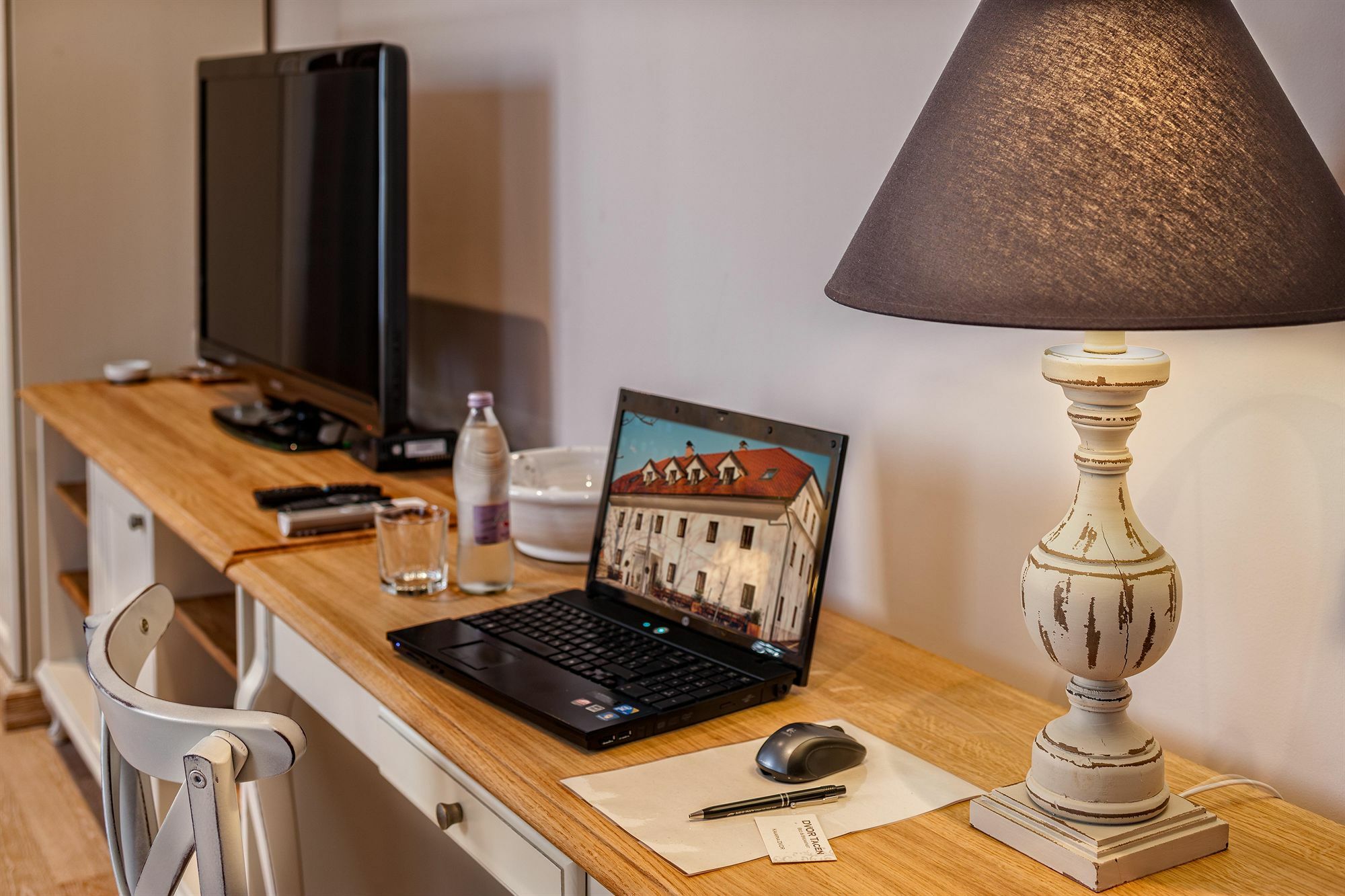 Dvor Tacen Bed & Breakfast